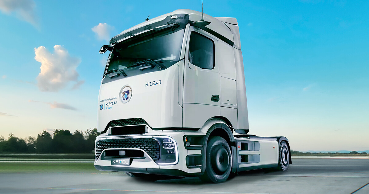 KEYOU HICE.40 hydrogen combustion tractor unit based on the Mercedes-Benz Actros platform on a test track.