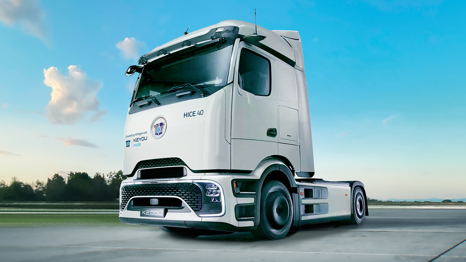 KEYOU HICE.40 hydrogen combustion tractor unit based on the Mercedes-Benz Actros platform on a test track.