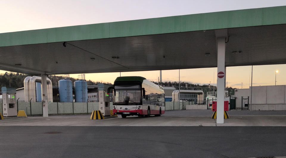 UK Hydrogen Pricing: The Definitive 2026–2035 Guide for Fleets, Infrastructure and Investors 2 Fuel-cell bus at an operational hydrogen refuelling station